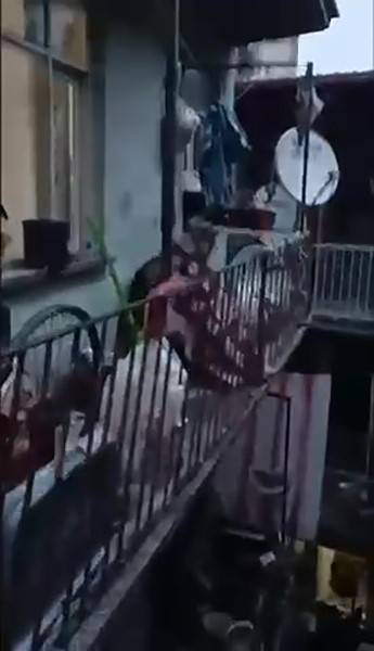 Denizli’de Aranan Şüpheli Balkondaki Örtünün Altından Çıktı