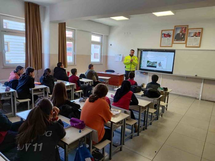 Polisten Öğrencilere Trafik Eğitimi