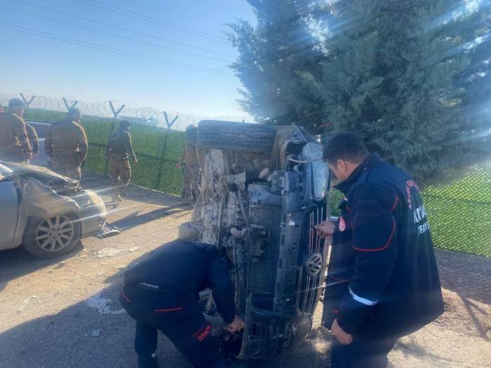 Hatay’da İki Otomobil Çarpıştı: 2 Yaralı