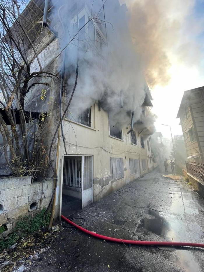 Hatay’da 2. Kattaki Dairede Çıkan Yangın Korkuttu