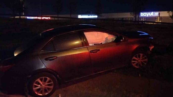 Kartal’da Ters Yönde İlerleyen Araç Karşı Yönden Gelen Otomobille Çarpıştı