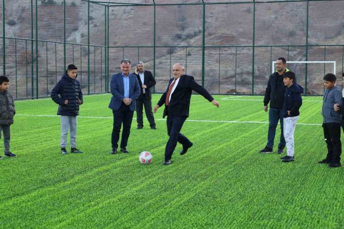 Yahyalı’da Halı Saha Yapımları Devam Ediyor