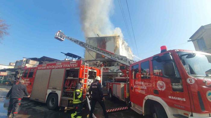 Kayseri’de İş Yeri Deposunda Yangın