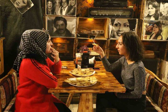 Erzincan’da Soğuk Kış Gecelerinin Vazgeçilmez Lezzeti Kaşarlı Patates