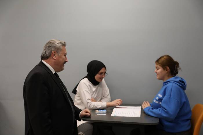 Başkan Palancıoğlu Kütüphanede Gençlerle Sohbet Etti