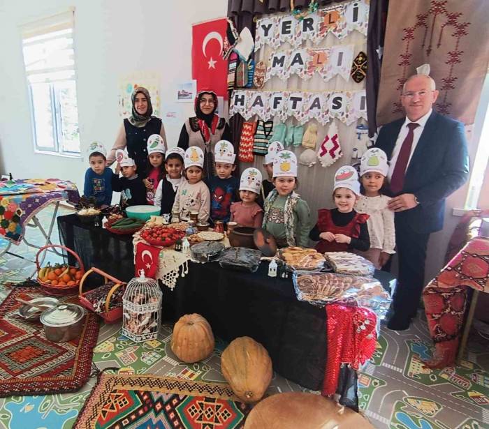 Minikler Yerli Malı Haftasını Velileri Tarafından Hazırlanan Yiyecekleri Paylaşarak Kutladı