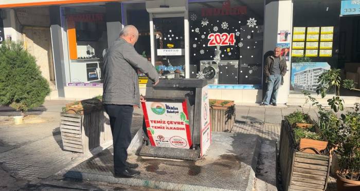 Yer Altı Çöp Konteyneri Yandı, Çevreye Kötü Koku Yayıldı