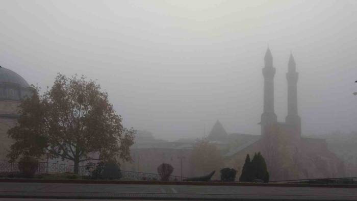 Sivas’ta Yoğun Sis Görüş Mesafesini 20 Metreye Kadar Düşürdü