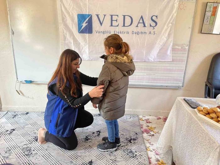 Vedaş’tan Öğrencileri Kışlık Hediye