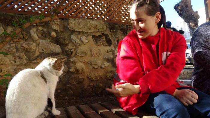 Engellerini Kedi Sevgisiyle Aştı
