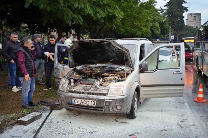 İşe Giden Su Tesisatçısının Aracı Seyir Halindeyken Yandı