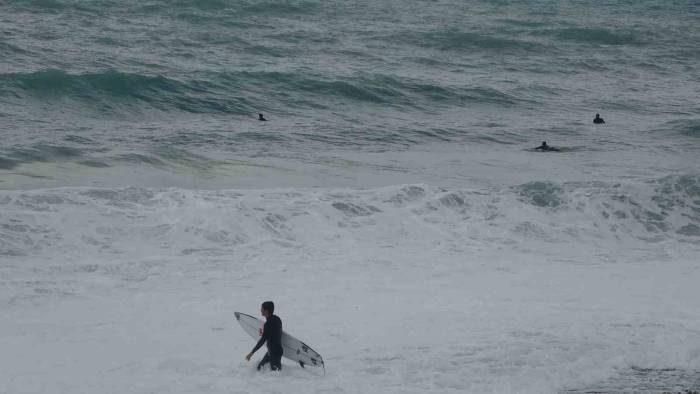 Sağanak Ve Fırtına Alarmı Verilen Antalya’da Deniz Sörfçülere Kaldı