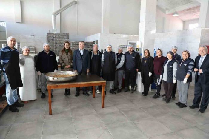 Bergama Belediyesinden İhtiyaç Sahiplerine Yemek Ve Gıda Kolisi Desteği