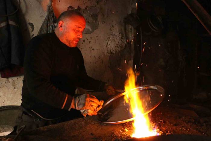 30 Metrekarelik İş Yerinde Dede Mesleği Kalaycılığı Yaşatmaya Çalışıyor