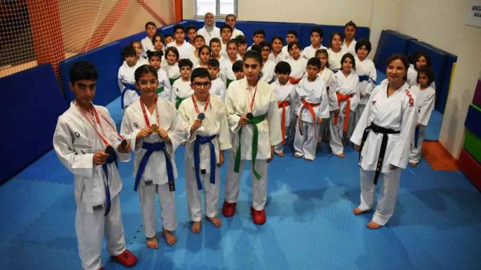 Bölgenin İlk Kadın Karate Antrenörü Ayşe Meryem Yazar, Bitlis’te Kız Çocuklarına Eğitim Veriyor