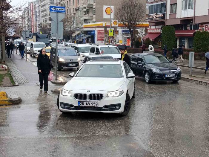 Yağmur Sonrası Kent Merkezinde Trafik Sıkıştı