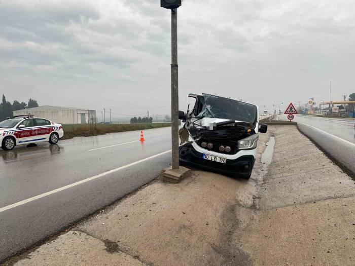 Balıkesir’de Kamyonet İle Tır Çarpıştı: 1 Yaralı