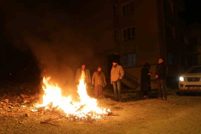 Deprem Korkusuyla Kendini Sokağa Atan Vatandaşlar Ateş Yakarak Isındı