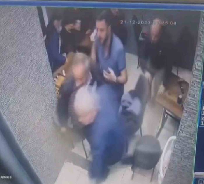 Maç İzleyen Vatandaşların Deprem Anında Yaşadığı Panik Kamerada