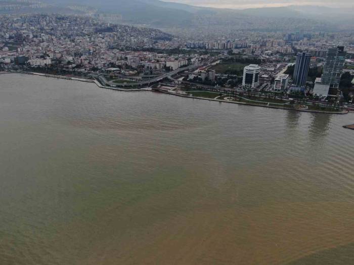 Yağmurun Ardından İzmir Körfezi’nin Rengi Değişti