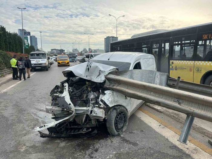 Maltepe E 5’te Araç Bariyerlere Girdi: 2 Yaralı