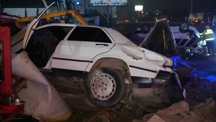 Çarpışan İki Otomobil Takla Attı, Yoldan Geçen Yaya İle 4 Yolcu Yaralandı