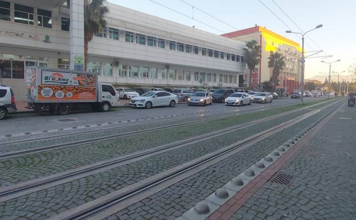 Boşanma Davasını Kazanınca Sevinçten Lokma Dağıttı