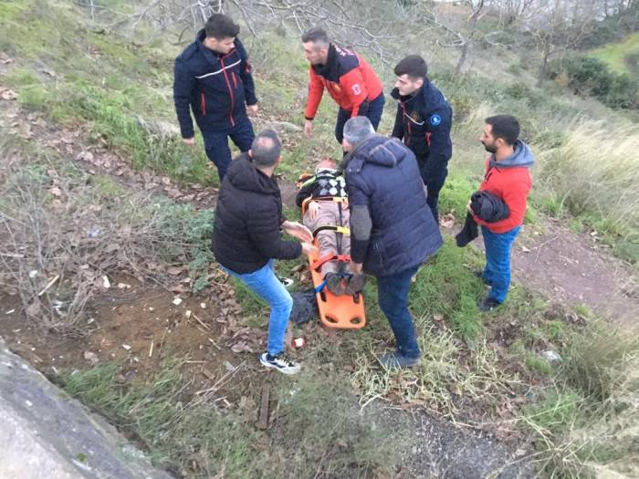 Uçuruma Yuvarlanan Kamyonetten Son Anda Kurtuldu