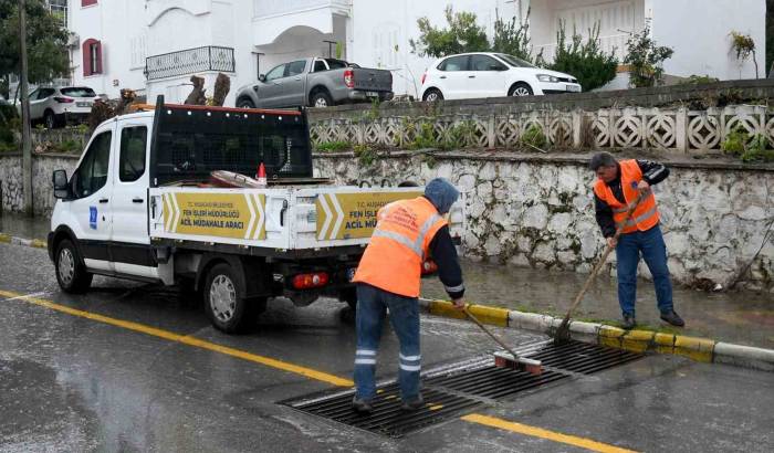 Kuşadası Belediyesi Tüm Ekipleri İle Sahada