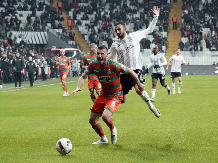 Trendyol Süper Lig: Beşiktaş: 1 - Alanyaspor: 1 (İlk Yarı)