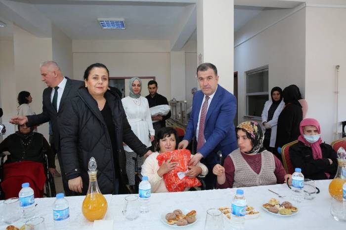 Vali Eldivan Engelli Vatandaşlarla Bir Araya Geldi