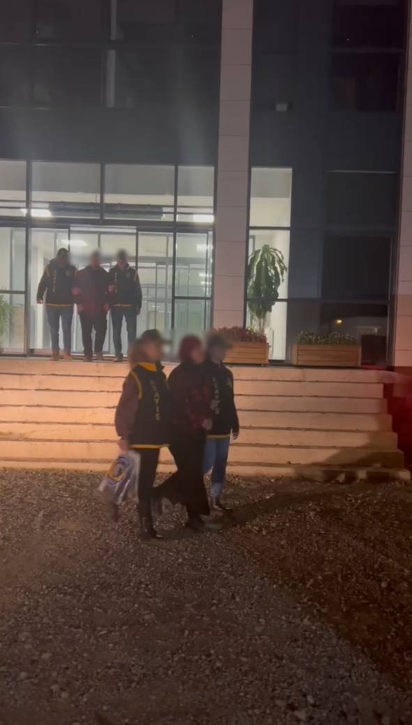 Yalova’da İnterpol Kırmızı Bülteniyle Aranan 2 Iraklı Yakalandı