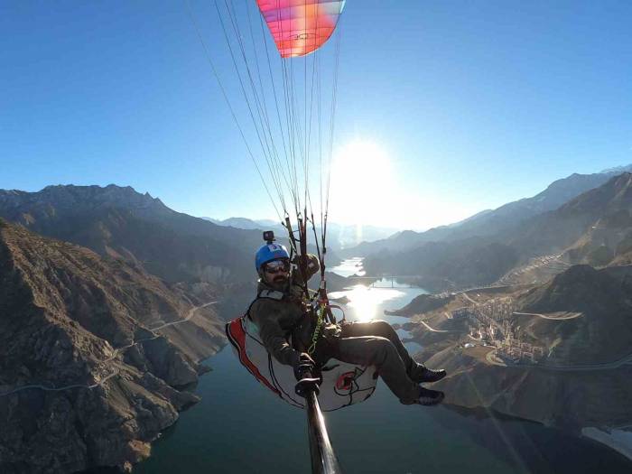Paraşütle Yeni Yusufeli Ve Baraj Gölünün Üzerinden Geçti