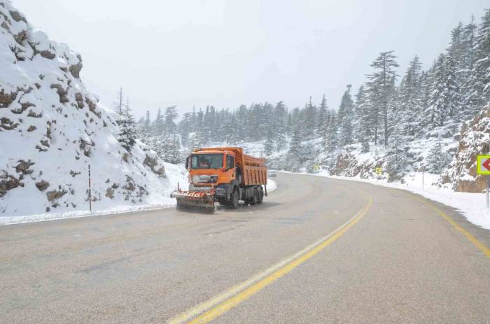 Antalya-konya Karayolunda Kar Kalınlığı 25 Santime Ulaştı
