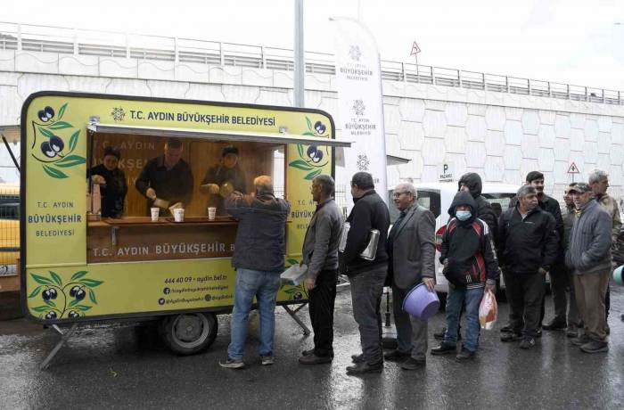 Aydın Büyükşehir Belediyesi’nden Kuşadalılara Soğuk Havada İç Isıtan İkram