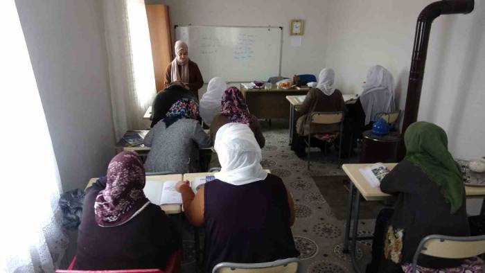 Zamanında Okula Gidememişlerdi, Şimdi Kurslarda Okuma Yazma Öğreniyorlar