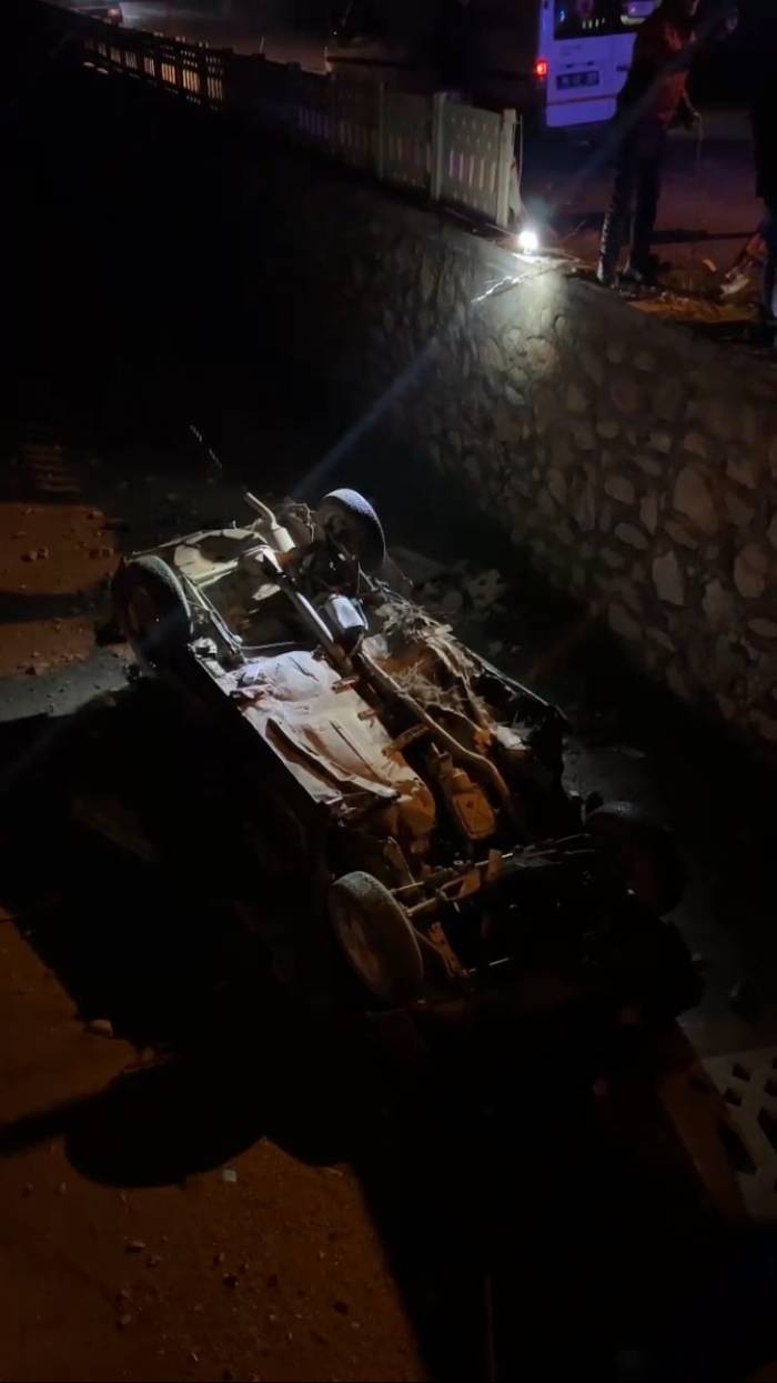Burdur’da Otomobiller Çarpıştı, Biri Dereye Uçtu: 3 Yaralı