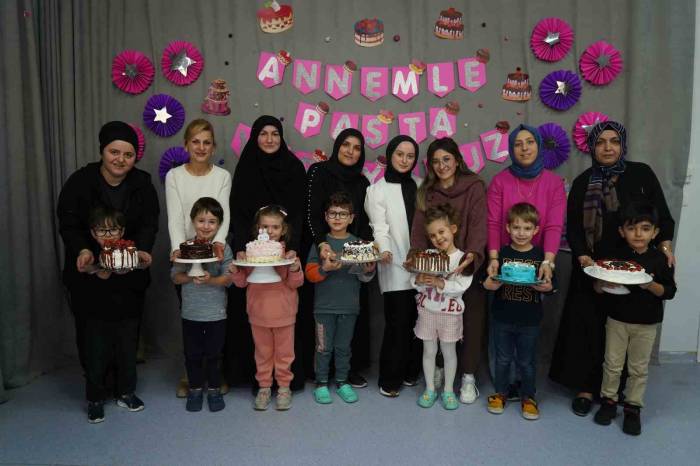 Minikler Anneleriyle Pasta Yaptı