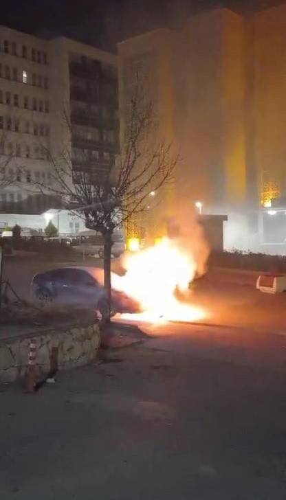 Elazığ’da Otomobil Alev Alev Yandı