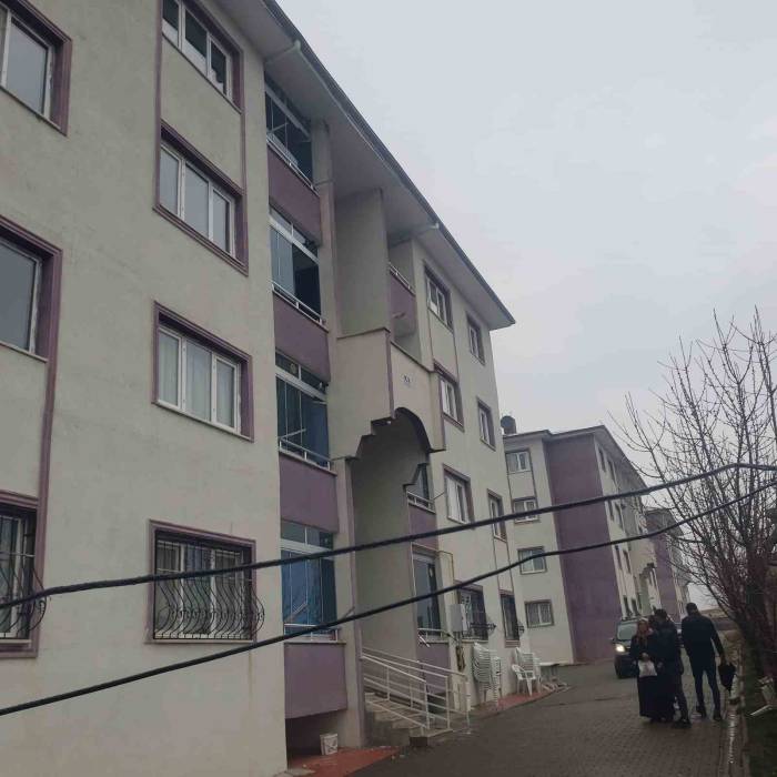 Çatıdan Akan Suyu Kesmek İsteyen Şahıs, Düşerek Hayatını Kaybetti