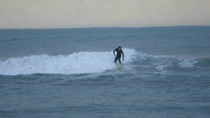 Sörfçüler, Dalgaları Takip Ediyor