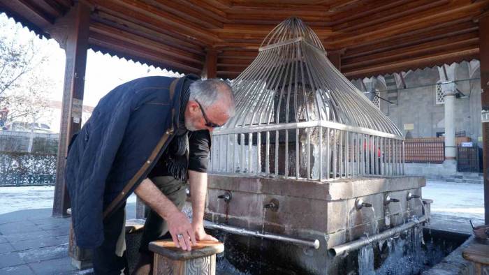 Buz Tutan Şadırvanda Abdest Alıyorlar