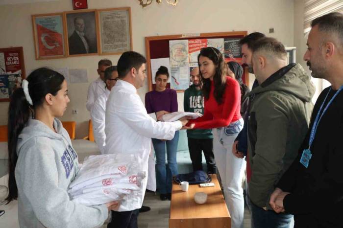 Hakkari’deki Öğretmenlere Beyaz Önlük Teslim Edildi