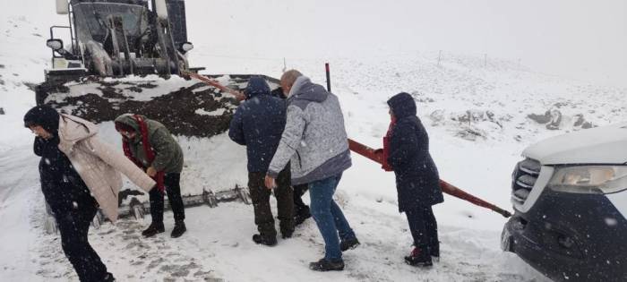 Kayak Merkezi Yolunda Mahsur Kalan Kafile Kurtarıldı
