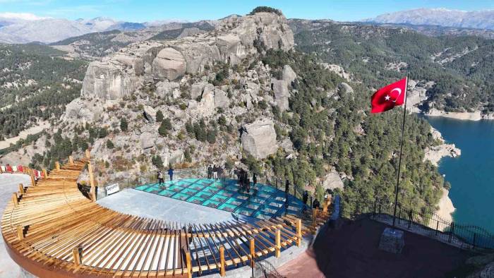 Ali Kayası Cam Teras Ziyaretçilerin Beğenisini Kazanıyor