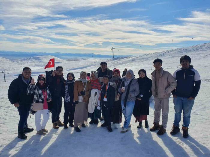 9 Bin 87 Kilometre Uzaklıktan Gelen Endonezyalı Turistler Erciyes’e Hayran Kaldı