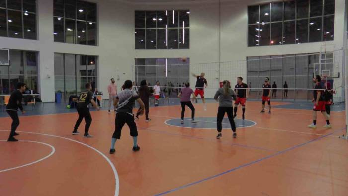 Sağlıkçılar Voleybol Turnuvasında Stres Atıyor