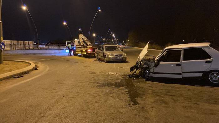 Otomobiller Kavşakta Çarpıştı: 5 Yaralı