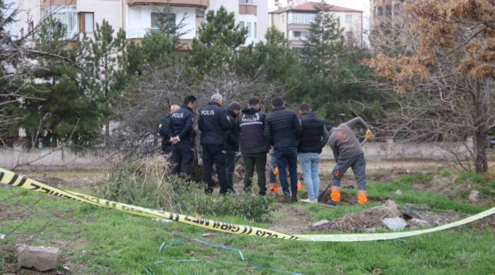 Boş Arazide Dua Eden Şahıs Ekipleri Harekete Geçirdi