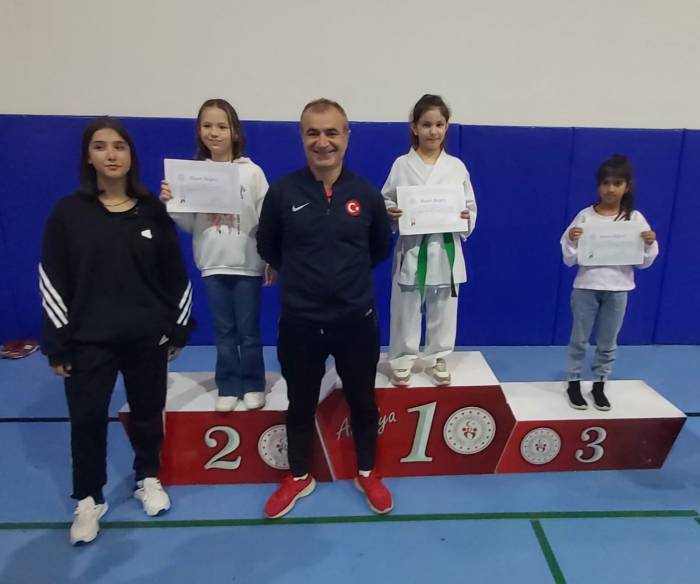 Kemer Belediyesi Karate Takımından 14 Madalya